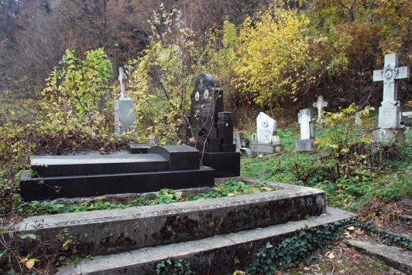 Осъдиха гробар за измама с кости на покойници