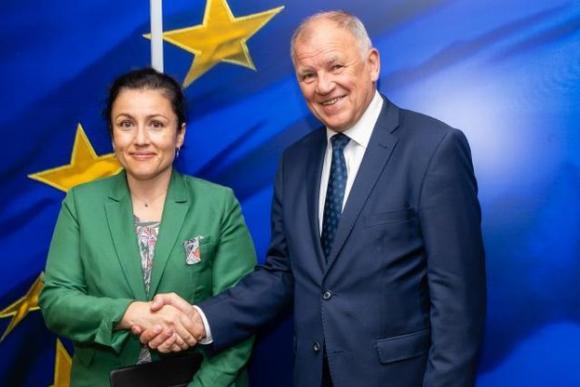 Еврокомисарят Войчеховски ще посети България през юни
