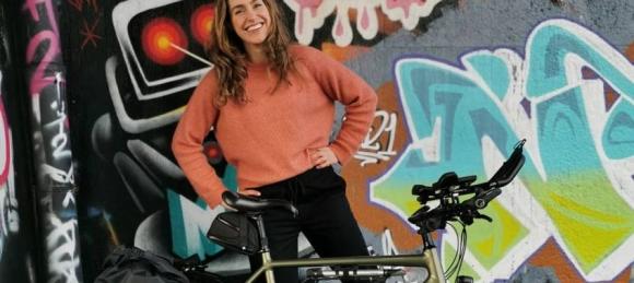 На път за Токио холандка на велосипед ще се отбие на фермерския пазар в София