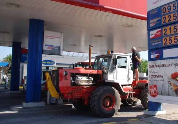 Земеделците помагат на малките бензиностанции да държат цените на горивата ниски