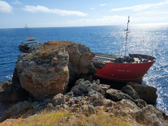 Кораб, натоварен с торове, заседна на скалите до Камен бряг