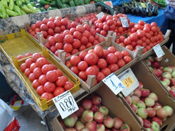 Щандовете с плодове и зеленчуци на входа на магазина стимулират здравословните покупки