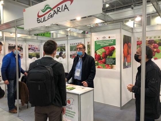 Български овощари и производители на малини на изложение в Румъния