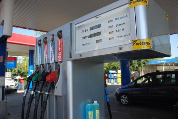 Съдържателите на малки бензиностанции обсъдиха с премиера Петков мерки срещу скъпите горива