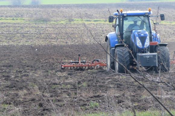Сушата и недостигът на торове ще спъват пролетната сеитба в Чехия