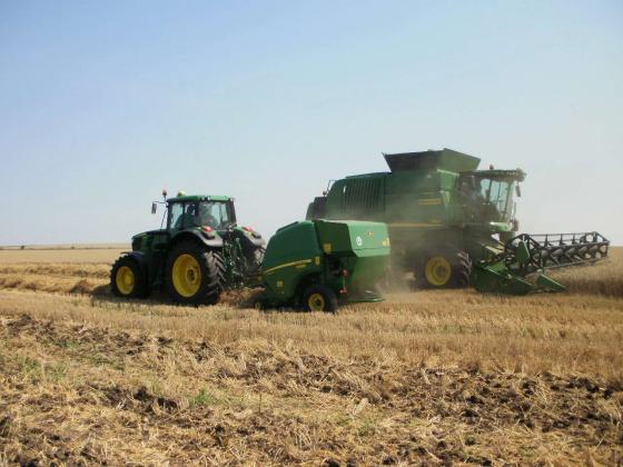 Руските агресори унищожиха близо 2300 селскостопански машини в Украйна