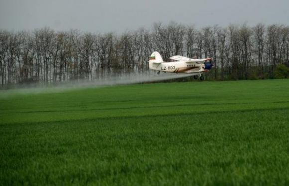Пилот на селскостопански самолет загина, след като машината се разби