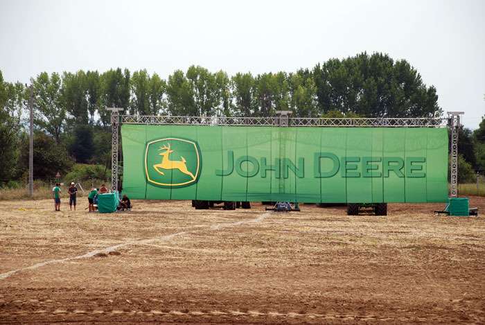John Deere подписа споразумение с Казахстан за 2,5 милиарда долара