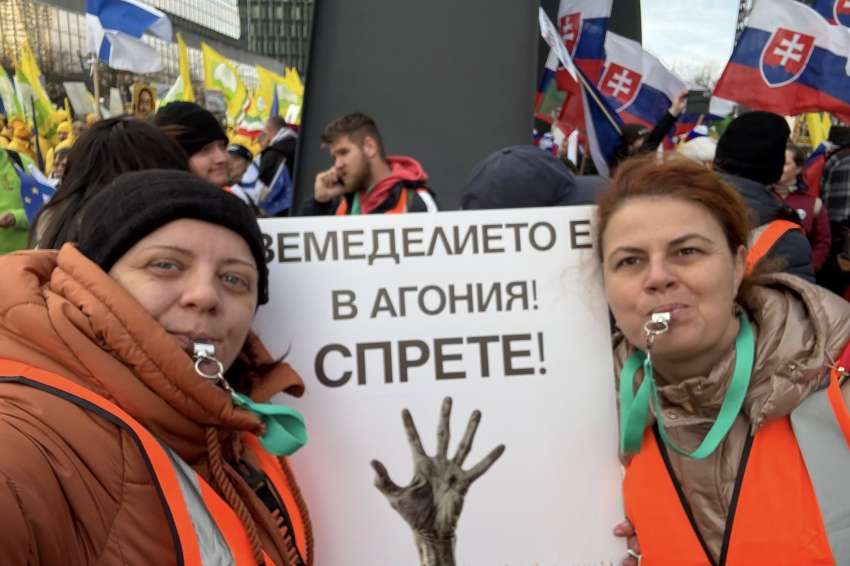 Âîäíè îðúäèÿ è ãàç ñðåùó ôåðìåðèòå â Áðþêñåë